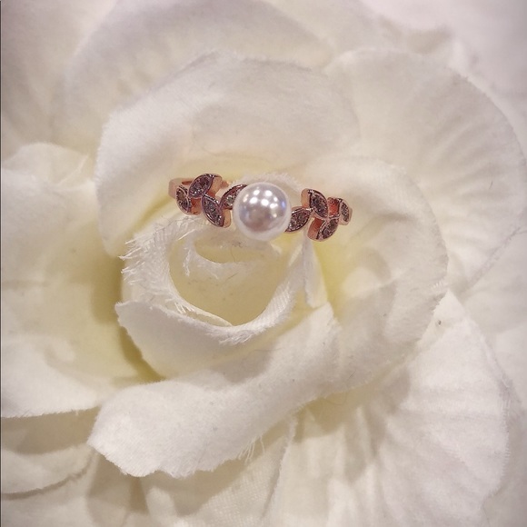 Jewelry - 5/$75 Pearl & Rose Gold Fashion Ring